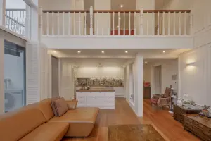 복층 구조의 고급 클래식 펜트하우스 거실